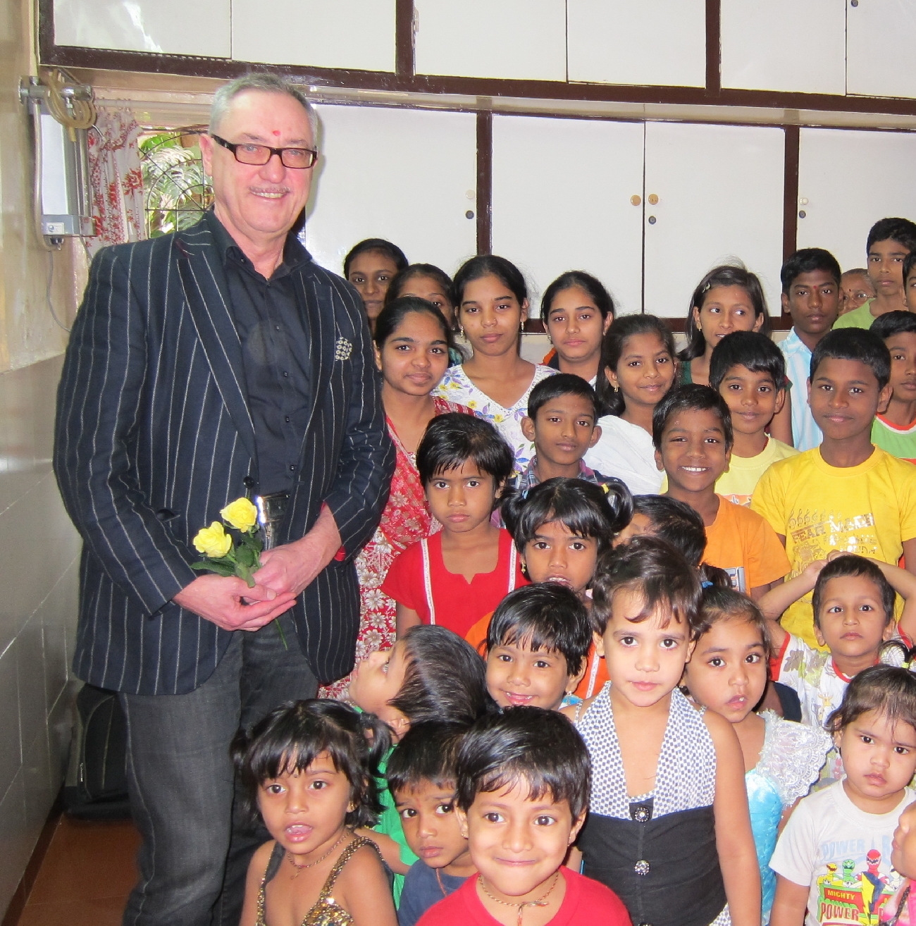 GUENTER ARLT mit Kindern von Ashadeep Hilfe Mumbai